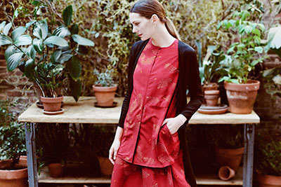 「ハナ タジマ フォー ユニクロ」日本上陸、ブラウスやワンピースなど、109の色と柄で表現