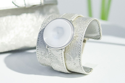 シチズンレディースウオッチブランド「シチズン エル」日本デビュー、‟おぼろ月”を描いたアイコン時計