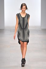 様々な形の融合から生まれる絶妙なアンバランス感を表現したジャン＝ピエール ブラガンザ(Jean-Pierre Braganza)、2012年春夏コレクション｜写真1