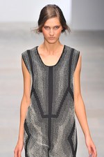 様々な形の融合から生まれる絶妙なアンバランス感を表現したジャン＝ピエール ブラガンザ(Jean-Pierre Braganza)、2012年春夏コレクション｜写真2