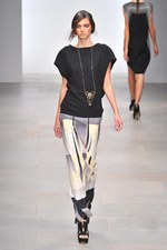 様々な形の融合から生まれる絶妙なアンバランス感を表現したジャン＝ピエール ブラガンザ(Jean-Pierre Braganza)、2012年春夏コレクション｜写真3