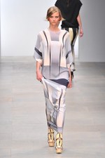 様々な形の融合から生まれる絶妙なアンバランス感を表現したジャン＝ピエール ブラガンザ(Jean-Pierre Braganza)、2012年春夏コレクション｜写真4