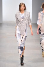 様々な形の融合から生まれる絶妙なアンバランス感を表現したジャン＝ピエール ブラガンザ(Jean-Pierre Braganza)、2012年春夏コレクション｜写真6