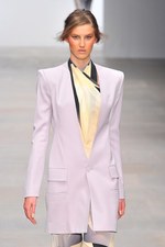 様々な形の融合から生まれる絶妙なアンバランス感を表現したジャン＝ピエール ブラガンザ(Jean-Pierre Braganza)、2012年春夏コレクション｜写真8