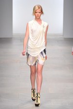 様々な形の融合から生まれる絶妙なアンバランス感を表現したジャン＝ピエール ブラガンザ(Jean-Pierre Braganza)、2012年春夏コレクション｜写真9