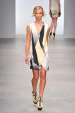 様々な形の融合から生まれる絶妙なアンバランス感を表現したジャン＝ピエール ブラガンザ(Jean-Pierre Braganza)、2012年春夏コレクション｜写真11