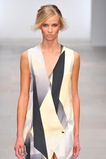 様々な形の融合から生まれる絶妙なアンバランス感を表現したジャン＝ピエール ブラガンザ(Jean-Pierre Braganza)、2012年春夏コレクション｜写真12