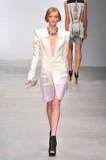 様々な形の融合から生まれる絶妙なアンバランス感を表現したジャン＝ピエール ブラガンザ(Jean-Pierre Braganza)、2012年春夏コレクション｜写真13