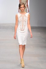 様々な形の融合から生まれる絶妙なアンバランス感を表現したジャン＝ピエール ブラガンザ(Jean-Pierre Braganza)、2012年春夏コレクション｜写真16