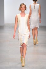 様々な形の融合から生まれる絶妙なアンバランス感を表現したジャン＝ピエール ブラガンザ(Jean-Pierre Braganza)、2012年春夏コレクション｜写真17