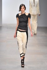 様々な形の融合から生まれる絶妙なアンバランス感を表現したジャン＝ピエール ブラガンザ(Jean-Pierre Braganza)、2012年春夏コレクション｜写真21