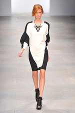 様々な形の融合から生まれる絶妙なアンバランス感を表現したジャン＝ピエール ブラガンザ(Jean-Pierre Braganza)、2012年春夏コレクション｜写真22