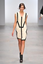 様々な形の融合から生まれる絶妙なアンバランス感を表現したジャン＝ピエール ブラガンザ(Jean-Pierre Braganza)、2012年春夏コレクション｜写真23