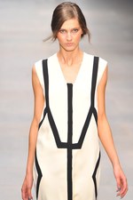 様々な形の融合から生まれる絶妙なアンバランス感を表現したジャン＝ピエール ブラガンザ(Jean-Pierre Braganza)、2012年春夏コレクション｜写真24