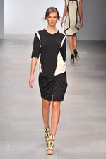 様々な形の融合から生まれる絶妙なアンバランス感を表現したジャン＝ピエール ブラガンザ(Jean-Pierre Braganza)、2012年春夏コレクション｜写真25