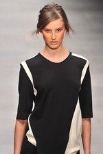 様々な形の融合から生まれる絶妙なアンバランス感を表現したジャン＝ピエール ブラガンザ(Jean-Pierre Braganza)、2012年春夏コレクション｜写真26