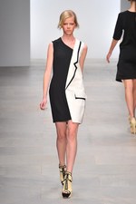 様々な形の融合から生まれる絶妙なアンバランス感を表現したジャン＝ピエール ブラガンザ(Jean-Pierre Braganza)、2012年春夏コレクション｜写真27