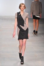 様々な形の融合から生まれる絶妙なアンバランス感を表現したジャン＝ピエール ブラガンザ(Jean-Pierre Braganza)、2012年春夏コレクション｜写真29