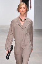 様々な形の融合から生まれる絶妙なアンバランス感を表現したジャン＝ピエール ブラガンザ(Jean-Pierre Braganza)、2012年春夏コレクション｜写真31