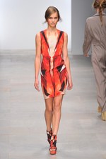 様々な形の融合から生まれる絶妙なアンバランス感を表現したジャン＝ピエール ブラガンザ(Jean-Pierre Braganza)、2012年春夏コレクション｜写真32