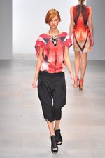 様々な形の融合から生まれる絶妙なアンバランス感を表現したジャン＝ピエール ブラガンザ(Jean-Pierre Braganza)、2012年春夏コレクション｜写真33