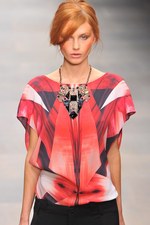 様々な形の融合から生まれる絶妙なアンバランス感を表現したジャン＝ピエール ブラガンザ(Jean-Pierre Braganza)、2012年春夏コレクション｜写真34