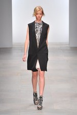 様々な形の融合から生まれる絶妙なアンバランス感を表現したジャン＝ピエール ブラガンザ(Jean-Pierre Braganza)、2012年春夏コレクション｜写真37