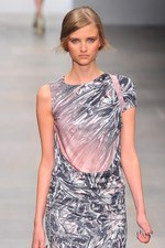 様々な形の融合から生まれる絶妙なアンバランス感を表現したジャン＝ピエール ブラガンザ(Jean-Pierre Braganza)、2012年春夏コレクション｜写真40