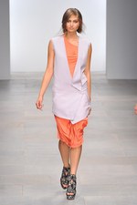 様々な形の融合から生まれる絶妙なアンバランス感を表現したジャン＝ピエール ブラガンザ(Jean-Pierre Braganza)、2012年春夏コレクション｜写真42