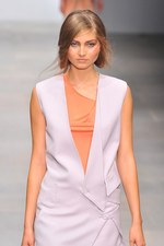 様々な形の融合から生まれる絶妙なアンバランス感を表現したジャン＝ピエール ブラガンザ(Jean-Pierre Braganza)、2012年春夏コレクション｜写真43