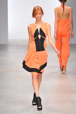 様々な形の融合から生まれる絶妙なアンバランス感を表現したジャン＝ピエール ブラガンザ(Jean-Pierre Braganza)、2012年春夏コレクション｜写真46