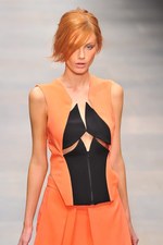 様々な形の融合から生まれる絶妙なアンバランス感を表現したジャン＝ピエール ブラガンザ(Jean-Pierre Braganza)、2012年春夏コレクション｜写真47