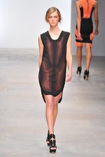 様々な形の融合から生まれる絶妙なアンバランス感を表現したジャン＝ピエール ブラガンザ(Jean-Pierre Braganza)、2012年春夏コレクション｜写真49