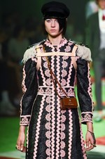 グッチ 2017年春夏メンズコレクション - 草も動物も芸術も、全てを“愛し”見える美を繋いで｜写真93