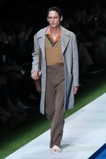 フェンディ 2017年春夏メンズコレクション - 降りそそぐ太陽の下、駈けだした旅人たち｜写真1