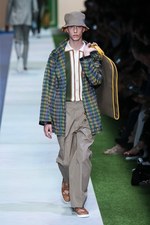 フェンディ 2017年春夏メンズコレクション - 降りそそぐ太陽の下、駈けだした旅人たち｜写真9