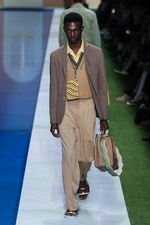 フェンディ 2017年春夏メンズコレクション - 降りそそぐ太陽の下、駈けだした旅人たち｜写真16