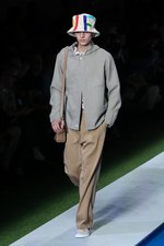 フェンディ 2017年春夏メンズコレクション - 降りそそぐ太陽の下、駈けだした旅人たち｜写真25