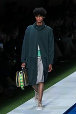 フェンディ 2017年春夏メンズコレクション - 降りそそぐ太陽の下、駈けだした旅人たち｜写真27