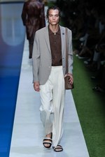 フェンディ 2017年春夏メンズコレクション - 降りそそぐ太陽の下、駈けだした旅人たち｜写真32