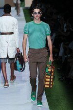 フェンディ 2017年春夏メンズコレクション - 降りそそぐ太陽の下、駈けだした旅人たち｜写真35