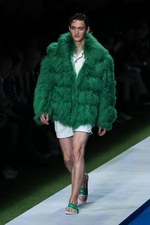 フェンディ 2017年春夏メンズコレクション - 降りそそぐ太陽の下、駈けだした旅人たち｜写真37