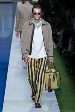 フェンディ 2017年春夏メンズコレクション - 降りそそぐ太陽の下、駈けだした旅人たち｜写真41