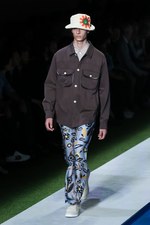 フェンディ 2017年春夏メンズコレクション - 降りそそぐ太陽の下、駈けだした旅人たち｜写真63