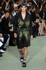 ジバンシィ バイ リカルド ティッシ17年春夏メンズコレクション - 永続性の中にあるピースフルな旅｜写真2