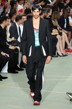 ジバンシィ バイ リカルド ティッシ17年春夏メンズコレクション - 永続性の中にあるピースフルな旅｜写真19