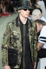 ジバンシィ バイ リカルド ティッシ17年春夏メンズコレクション - 永続性の中にあるピースフルな旅｜写真30