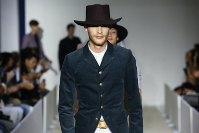 ライブ配信｜アニエスベー オム 2017年春夏コレクション - 夏のビーチで、リラクシングな1日を