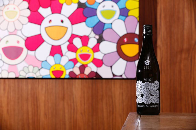 村上隆と秋田・酒造のコラボ日本酒 - 「お花」をあしらった陶器ボトルも登場 | 写真