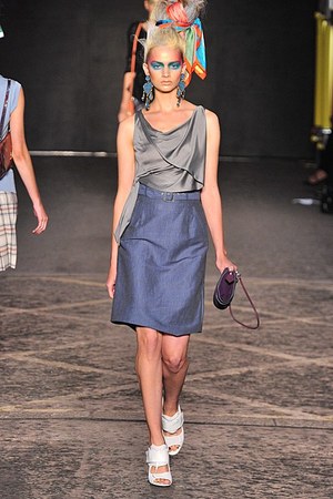 シックでゴージャスに決めるパンキッシュスタイル - ヴィヴィアン・ウェストウッド レッドレーベル(Vivienne Westwood Red Label)2012年春夏コレクション｜写真2